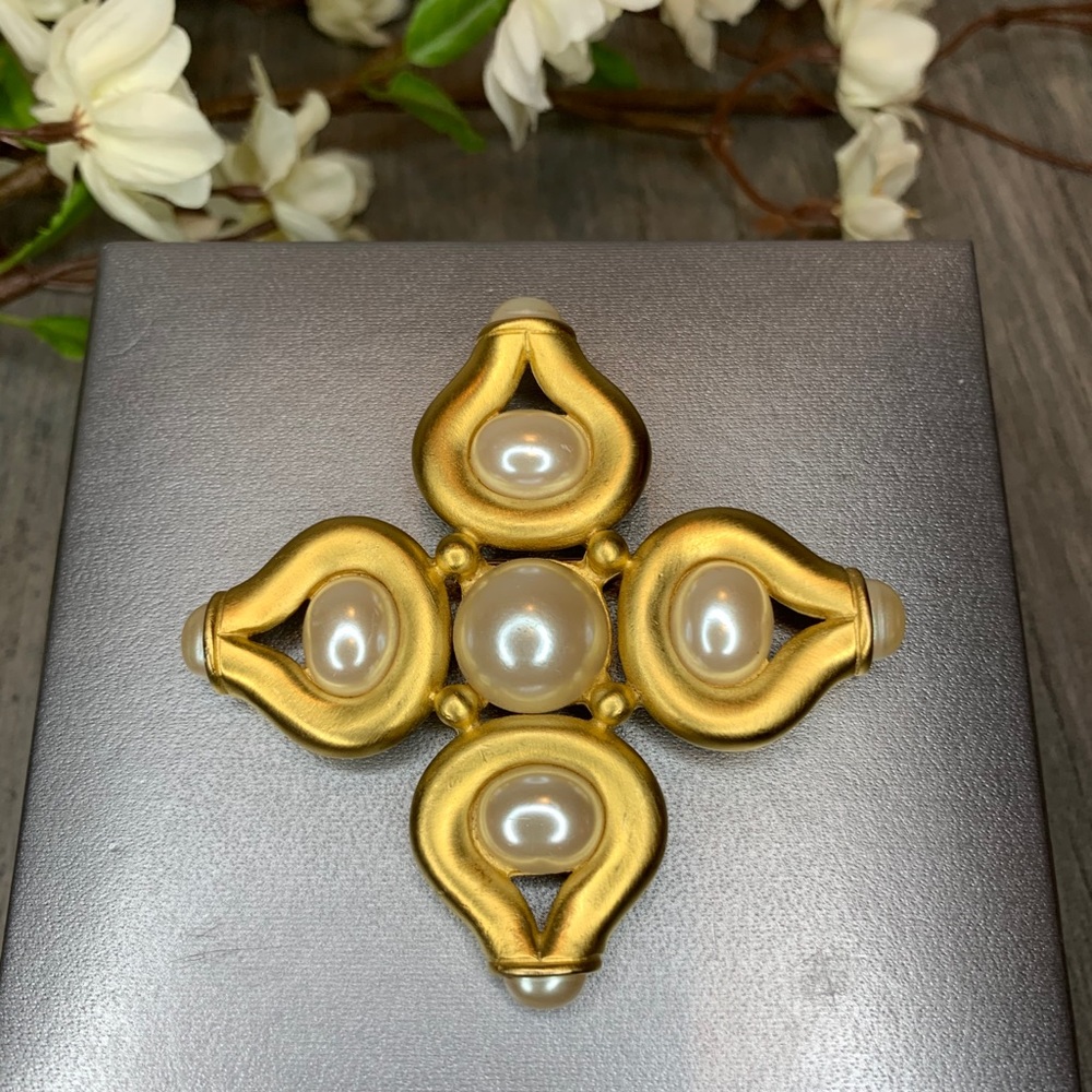 Nordstrom 80’s Era Matte Gold and Faux Pearl Pin